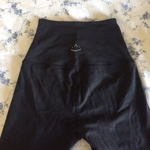 NWOT beyond yoga black leggings
